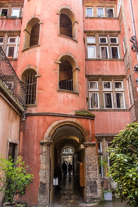 visiter le vieux lyon à pied les toits de lyon gîte apartment rental by owner
